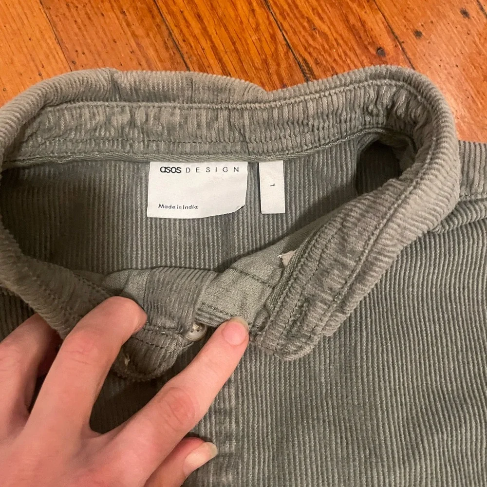 ASOS DESIGN oversized 90s style cord shirt in sage green - Picture 7 of 9